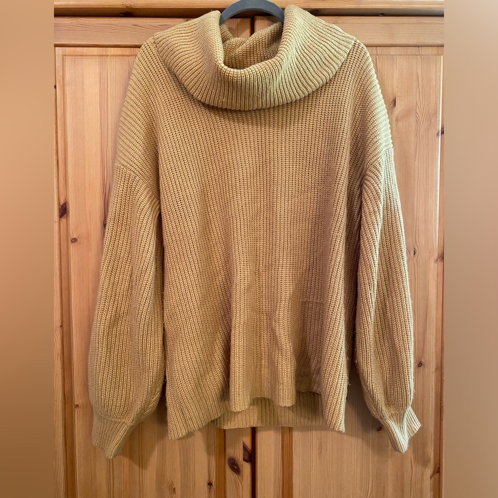 Simplee Oversized Sweater Size Small, Tan, Loose Turtleneck